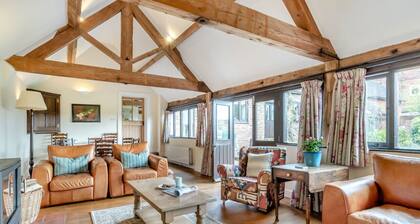 The Holt Barn - Three Bedroom House, Sleeps 6