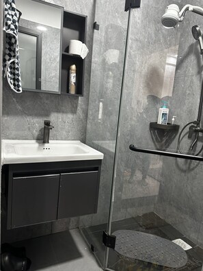 Serviettes fournies, savon, papier toilette