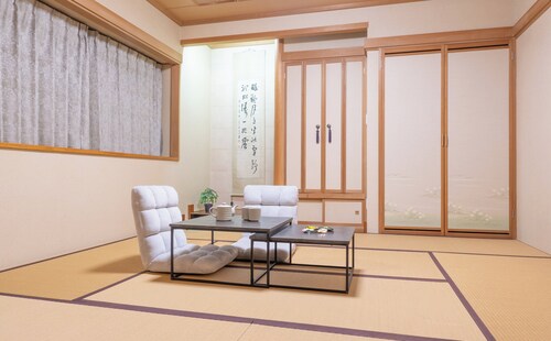 4LDK, air conditioning in all bedrooms, maximum 17 people, easy access to Furano and Biei, 3 parking spaces, covered parking, jet bath and separate shower, 75" TV