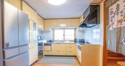 4LDK, air conditioning in all bedrooms, maximum 17 people, easy access to Furano and Biei, 3 parking spaces, covered parking, jet bath and separate shower, 75" TV