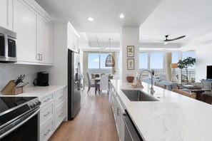 Appart'hôtel, plusieurs lits (La Playa 302) | Cuisine privée