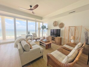 Appart'hôtel, plusieurs lits (La Playa 302) | Coin séjour