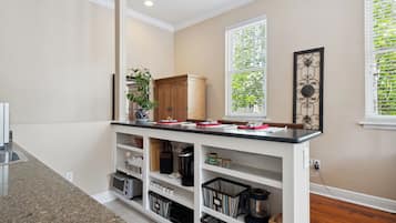 Réfrigérateur, micro-ondes, cafetiÚre/bouilloire, grille-pain