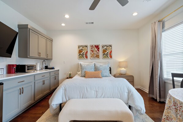 1 bedroom, WiFi - Spacious Oxford Commons Retreat - 2 miles 2 Square (Oxford)