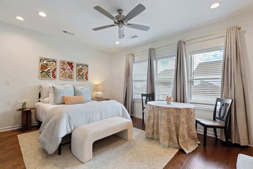 Spacious Oxford Commons Retreat - 2 miles 2 Square