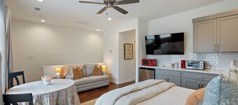 Spacious Oxford Commons Retreat - 2 miles 2 Square
