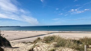 A beach with clear skies and calm waters. - Enchanting 5- bedroom villa in Hornbæk (Hornbæk)