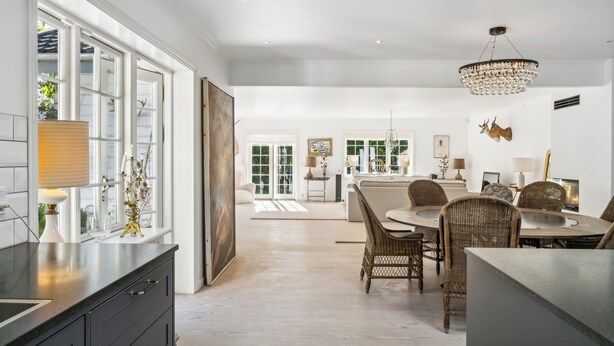 A spacious kitchen with a large island, a dining area with wicker chairs, and a chandelier. - Enchanting 5- bedroom villa in Hornbæk (Hornbæk)