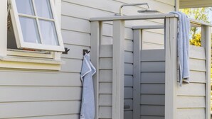A small outdoor shower area with a window and a potted plant. - Enchanting 5- bedroom villa in Hornbæk (Hornbæk)