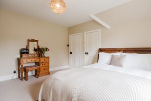 3 bedrooms, desk, iron/ironing board, free WiFi