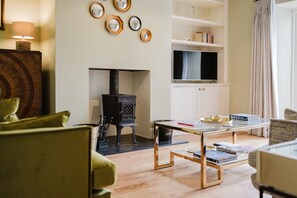 Smart TV, fireplace, books, offices