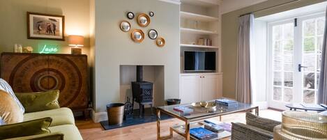 تلفزيون ذكي، مدفأة، كُتُب، مكتب