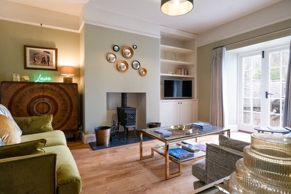 Smart TV, fireplace, books, offices