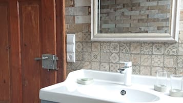 Haartrockner, Handtücher, Seife, Toilettenpapier