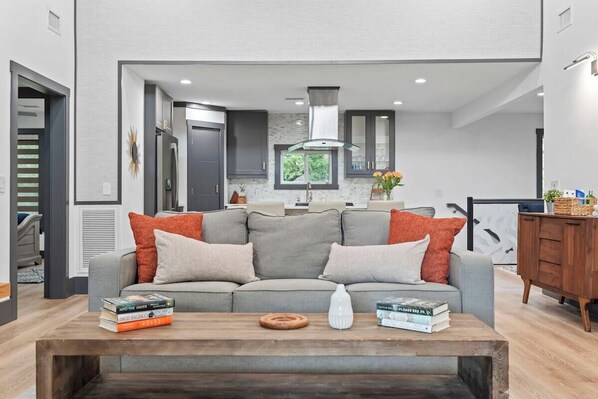 Smart TV - Surreal Modern Beach House w/ Pool, Ping Pong (North Myrtle Beach)