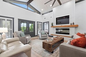 Smart TV - Surreal Modern Beach House w/ Pool, Ping Pong (North Myrtle Beach)