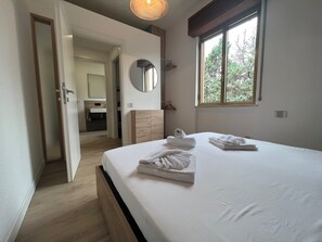 2 chambres, fer et planche à repasser, Wi-Fi, draps fournis