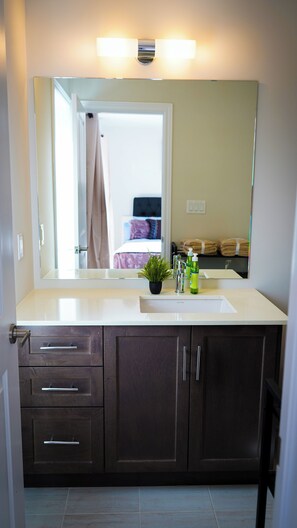 Interior - Ravine lot Luxurious 3 plus 1 bedrooms sleeps 8 to 10, townhouse in Brampton ON (Brampton)