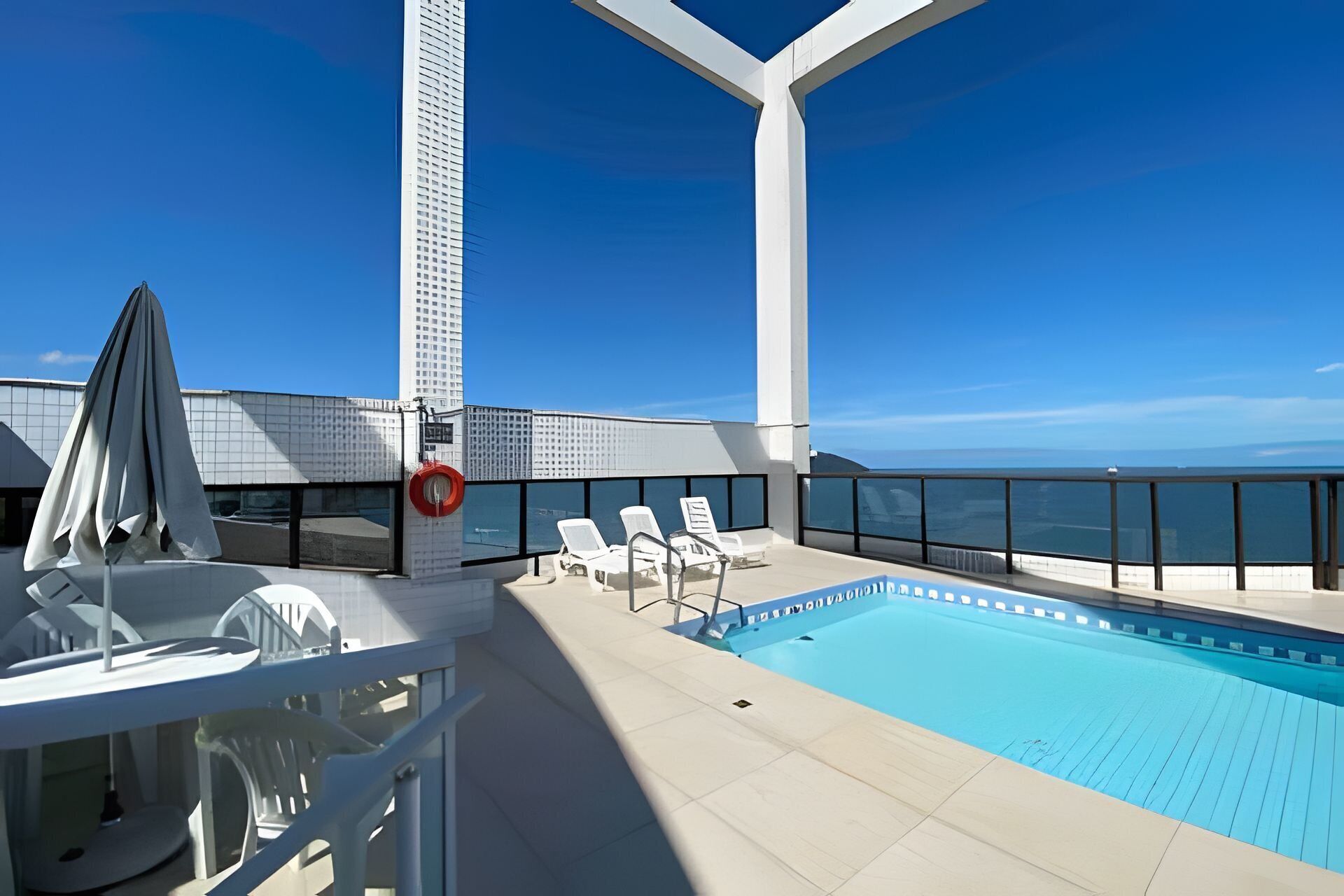 Appartement | Piscine | Piscine extérieure, parasols de plage, chaises longues