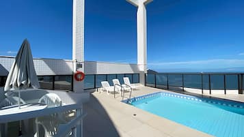 Apartamento | Piscina | Una piscina al aire libre, sombrillas, tumbonas