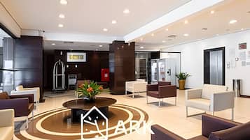 Deluxe Apartment, 1 King Bed with Sofa bed, Pets Allowed, Beach View | Lobby