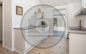 Kylskåp, diskmaskin och kaffe- och tebryggare