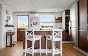 Refrigerador, parrilla de estufa, lavavajillas y cafetera y tetera 