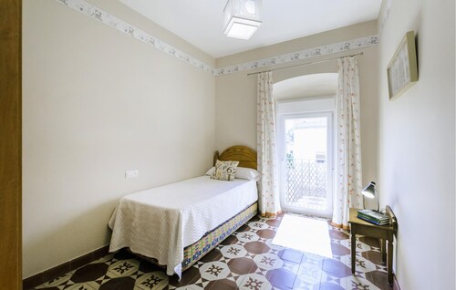 Amazing home in El Pedroso with WiFi