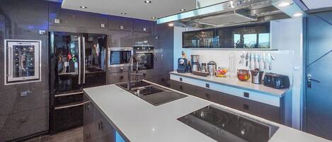 Kjøleskap, ovn, oppvaskmaskin og kaffetrakter/tekoker