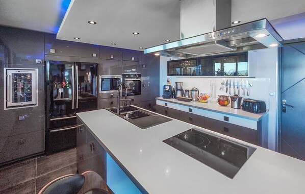 Kühlschrank, Ofen, Geschirrspüler, Wasserkocher mit Kaffee-/Teezubehör