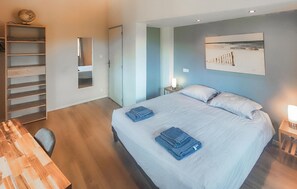 5 bedrooms, free WiFi - Amazing home in Roquebrun (Roquebrun)