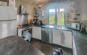 Coffee/tea maker, fridge, microwave, oven - Lovely home in Roquebrun (Roquebrun)