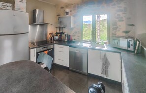 Fridge, oven, dishwasher, coffee/tea maker - Amazing home in Roquebrun (Roquebrun)