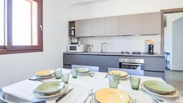 Kühlschrank, Mikrowelle, Herdplatte, Wasserkocher mit Kaffee-/Teezubehör