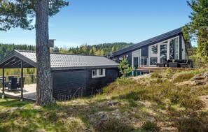 A modern cabin with a covered patio, a deck, and a large glass window. - Beautiful home in Trøgstad (Trøgstad)