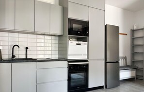 Fridge, oven, stovetop, dishwasher