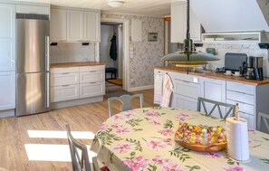 Fridge, microwave, oven, dishwasher - Beautiful home in Gullringen (Gullringen)