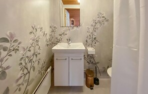 Shower - 1 bedroom lovely home in Byxelkrok (Byxelkrok)