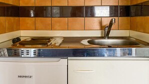 Kühlschrank, Herdplatte, Kochgeschirr/Geschirr/Besteck