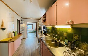 Kühlschrank, Ofen, Herdplatte, Wasserkocher mit Kaffee-/Teezubehör