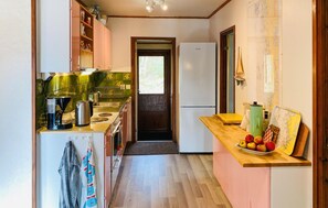 Kühlschrank, Ofen, Herdplatte, Wasserkocher mit Kaffee-/Teezubehör