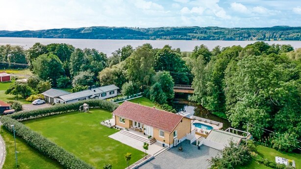 A house with a swimming pool, surrounded by lush greenery and a lake view. - Beautiful home in Sparsör (Sparsör)
