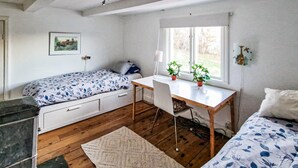 A compact room with a bed, a desk, and a window. - Cozy home in Värmdö with sauna (Värmdö)