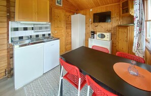 Refrigerador, parrilla de estufa y cafetera y tetera 