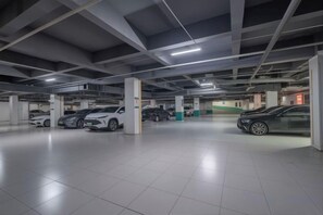 A multi-level parking garage with several cars parked. - Yi Cheng Hotel (Xinbai Square Subway Station Store, Shijiazhuang) (Shijiazhuang)