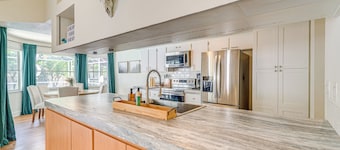 Private Pool & Lanai: Spring Hill Oasis