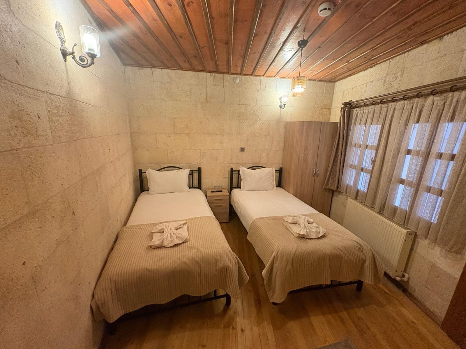 Habitación económica con 2 camas individuales, vistas al patio | Ropa de cama de alta calidad, wifi gratis, ropa de cama