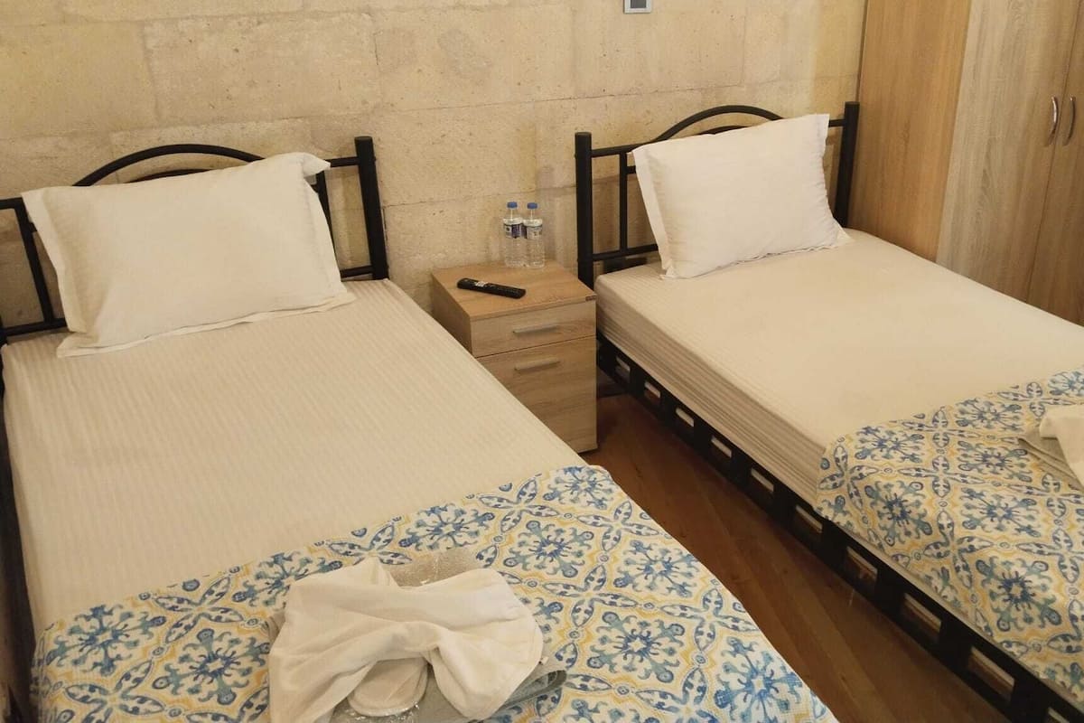 Habitació amb dos llits individuals econòmica, vistes al pati | Wifi gratuïta