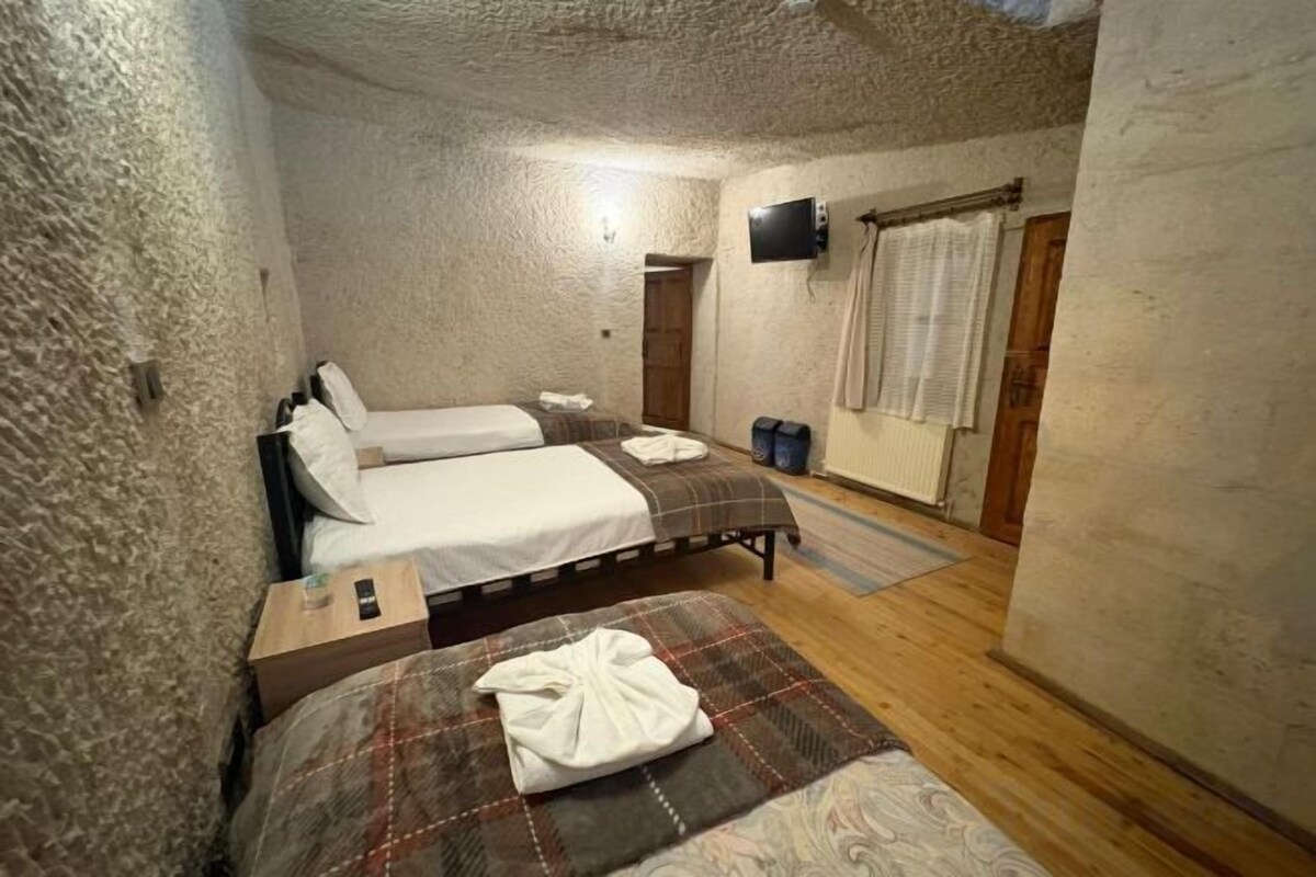 Premium bedding, WiFi (free), bed sheets