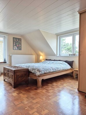 4 bedrooms, desk, iron/ironing board, free WiFi